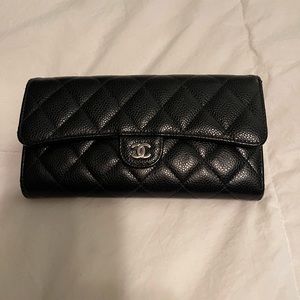 Chanel caviar wallet excellent condition
